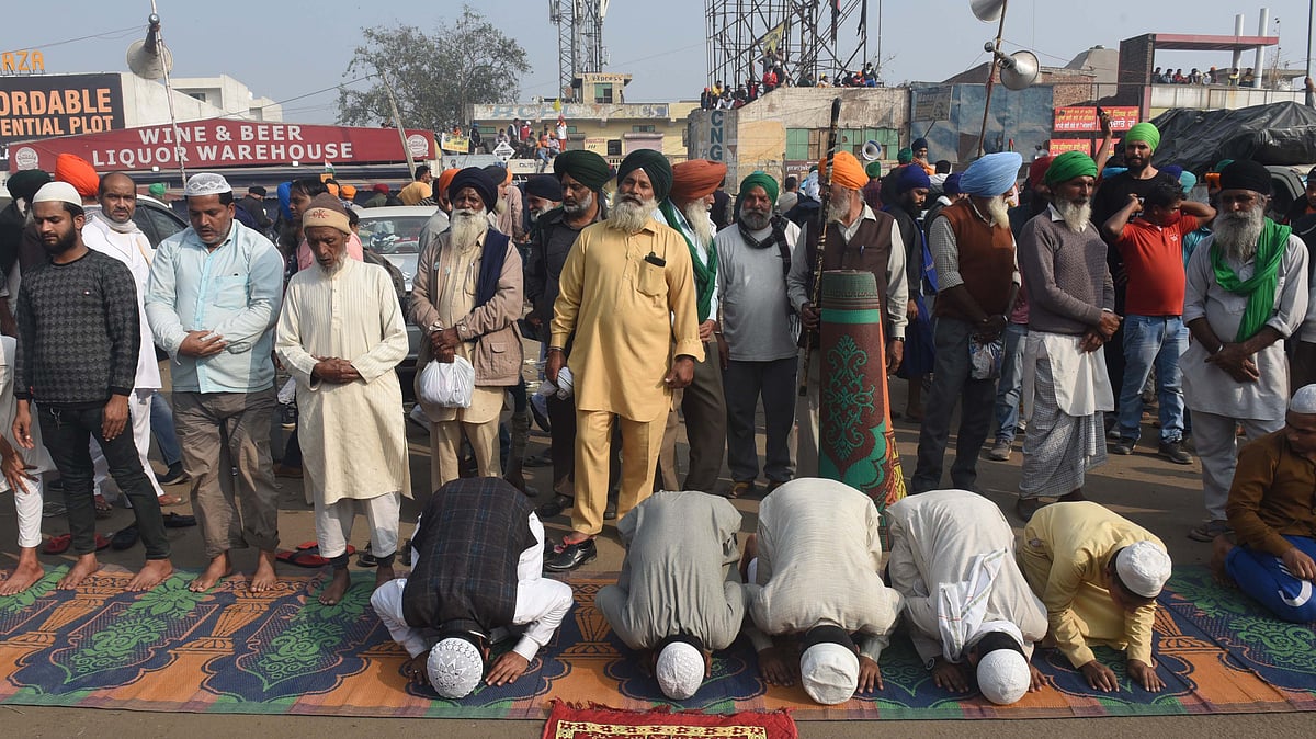Muslims offer prayers at Singhu Border during the ongoing farmer protest against the new farm laws / Getty Images