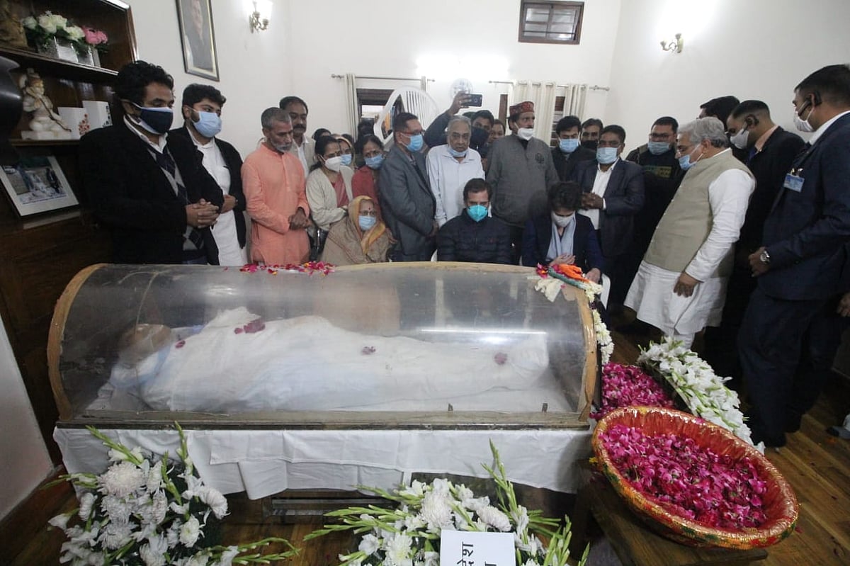 موتی لال وورا کا آخری دیدار کرنے پہنچیں کئی اہم ہستیاں، دیکھیں تصویری جھلکیاں