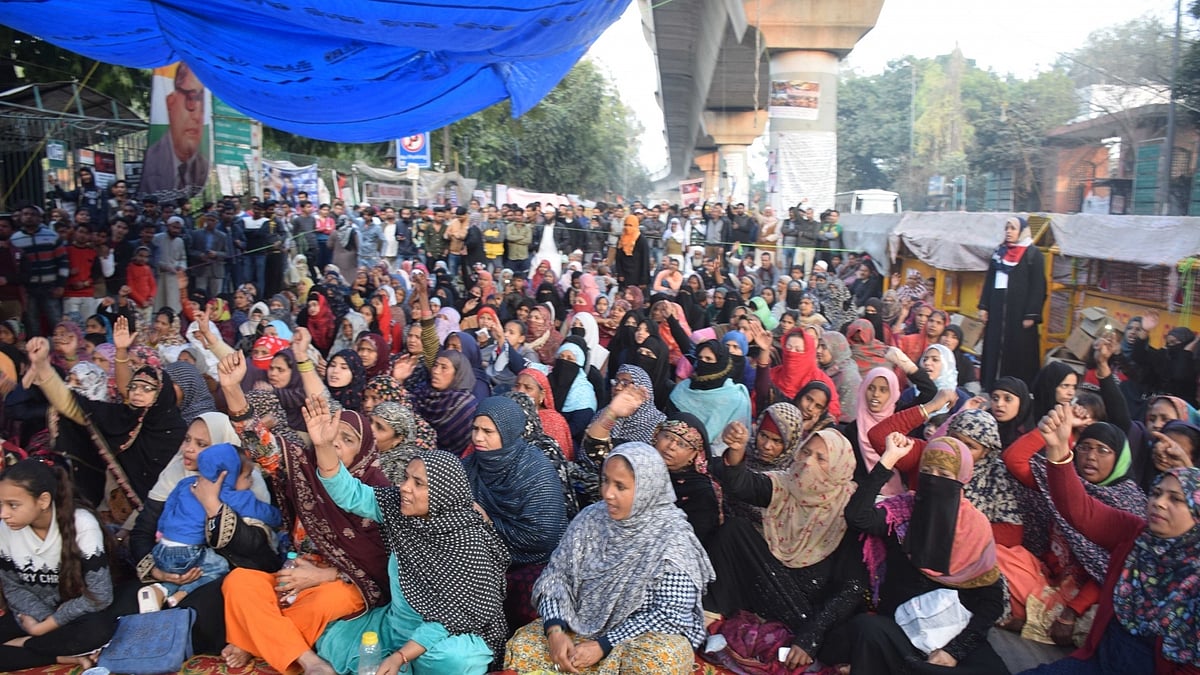 دہلی کے جامعہ نگر میں سی اے اے کے خلاف مظاہرہ کرتیں خواتین / تصویر آئی اے این ایس