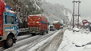 سری نگر- جموں قومی شاہراہ کو کئی گھنٹوں کے بعد ٹریفک کے لئے کھولا گیا