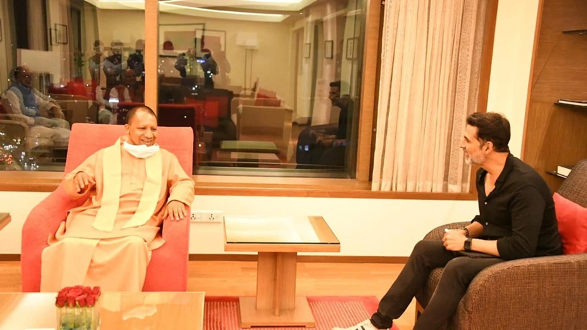 ممبئی کے ہوٹل میں اکشے کمار سے ملاقات کرتے یوگی آدتیہ ناتھ / تصویر آئی اے این ایس