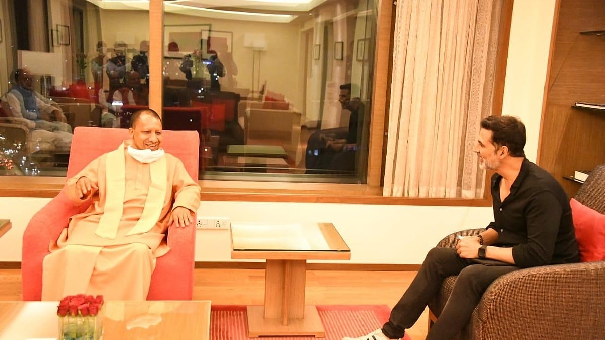 ممبئی کے ہوٹل میں اکشے کمار سے ملاقات کرتے یوگی آدتیہ ناتھ / تصویر آئی اے این ایس