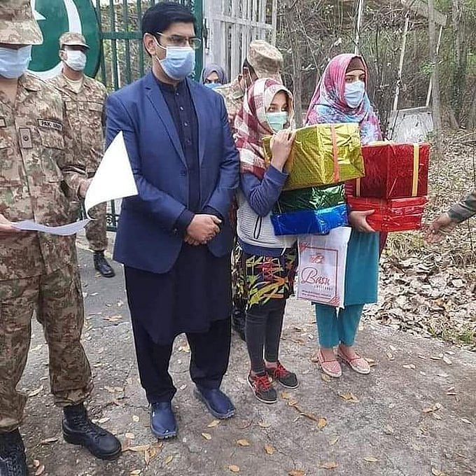 پاکستانی بہنیں ’لیبہ اور ثنا‘ غلطی سے آ گئیں ہندوستان، تحائف کے ساتھ ہوئی وطن واپسی