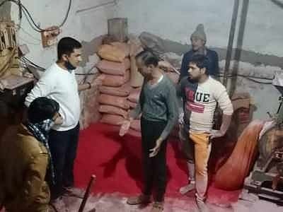 گدھے کی لید اور تیزاب سے نقلی مصالحہ بنانے کی فیکٹری کا پردہ فاش، ہندو یووا واہنی کا عہدیدار گرفتار
