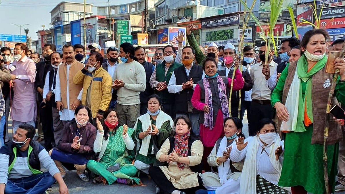 کسانوں کے بھارت بند کی حمایت میں دہرادون میں احتجاج کرتے مرد و خواتین / تصویر یو این آئی