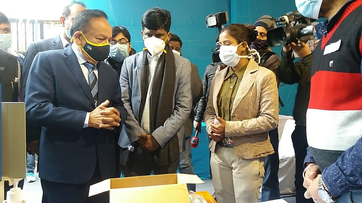 جی ٹی بی اسپتال میں کورونا ویکسین کے ڈرائی رن کا جائزہ لیتے مرکزی وزیر صحت ہرش وردھن / تصویر قومی آواز / وپن