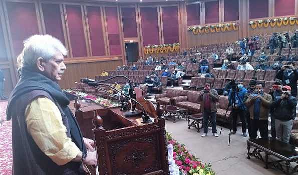 کشمیر: لاوے پورہ تصادم سے متعلق حقائق مناسب وقت پر سامنے لائیں گے، منوج سنہا