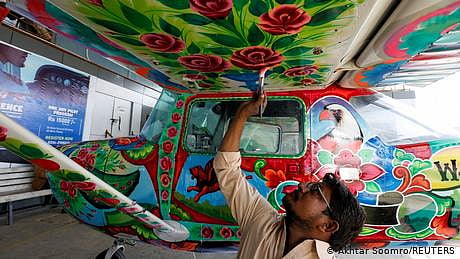 مشہور پاکستانی ٹرک آرٹ کا زمین سے آسمان تک کا سفر