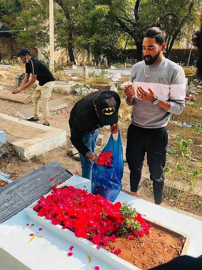 والد کی قبر پر دعائے مغفرت کرتے محمد سراج