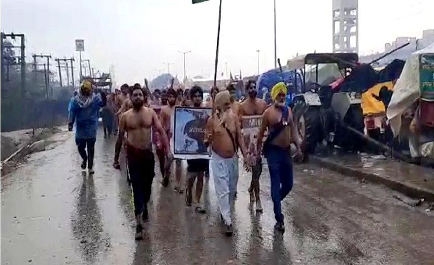 کسانوں کو ’نیم عریاں‘ مظاہرہ کرنے سے بارش اور سرد ہوائیں بھی نہیں روک پائیں