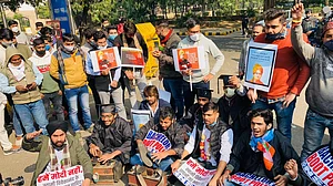 بے روزگاری کے خلاف این ایس یو آئی نے کیا جوتے پالش کرکے احتجاج