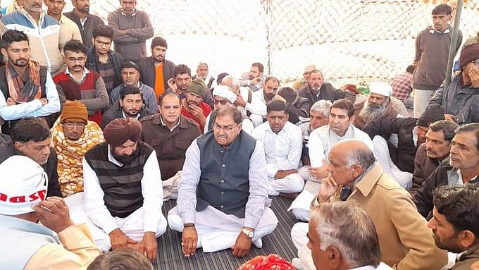 کسانوں کے ساتھ بیٹھے ابھے چوٹالہ (فائل تصویر)