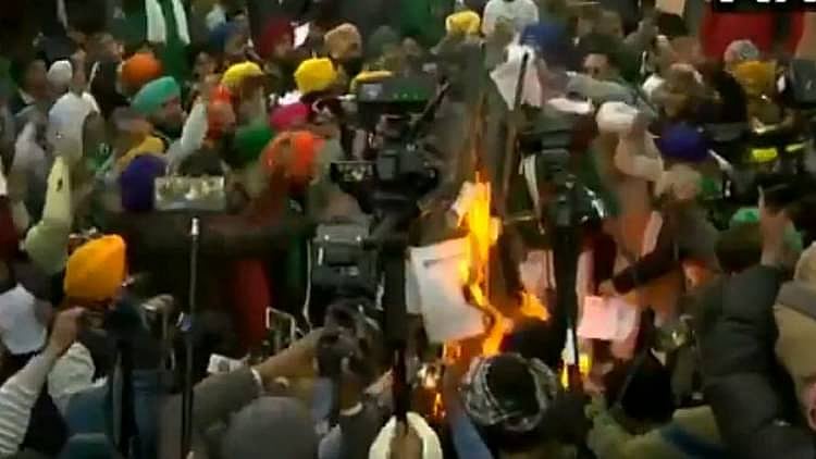 کسان تحریک: دہلی بارڈر پر ہی نہیں، 20 ہزار مقامات پر نذرِ آتش ہوئیں زرعی قوانین کی کاپیاں