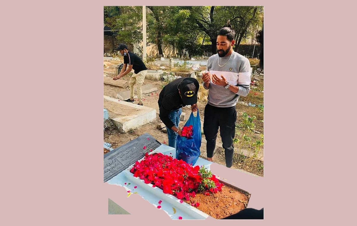 محمد سراج نے حیدر آباد پہنچتے ہی والد کی قبر پر دی حاضری، آنکھیں ہوئیں نم