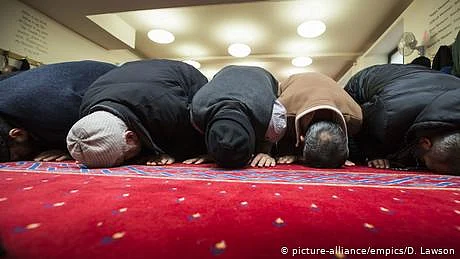 کووڈ ویکسین ’حرام‘ نہیں، برطانوی مساجد میں اعلانات