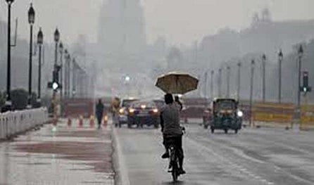 دہلی میں صبح صبح بادلوں کی گرج کے ساتھ بارش