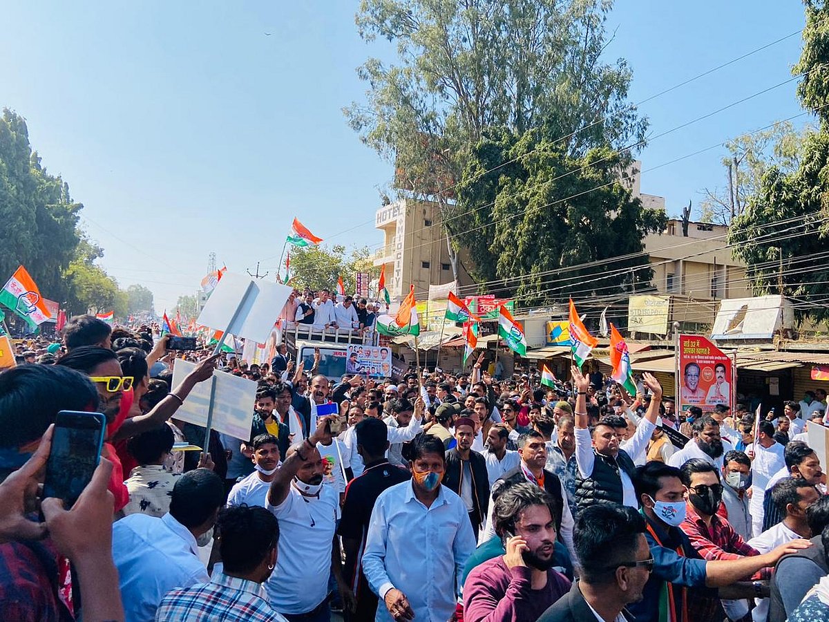 بھوپال: کسانوں کے حق میں کانگریس کا راج بھون تک مارچ، پولیس نے کی ٹھنڈے پانی کی بوچھار اور لاٹھی چارج