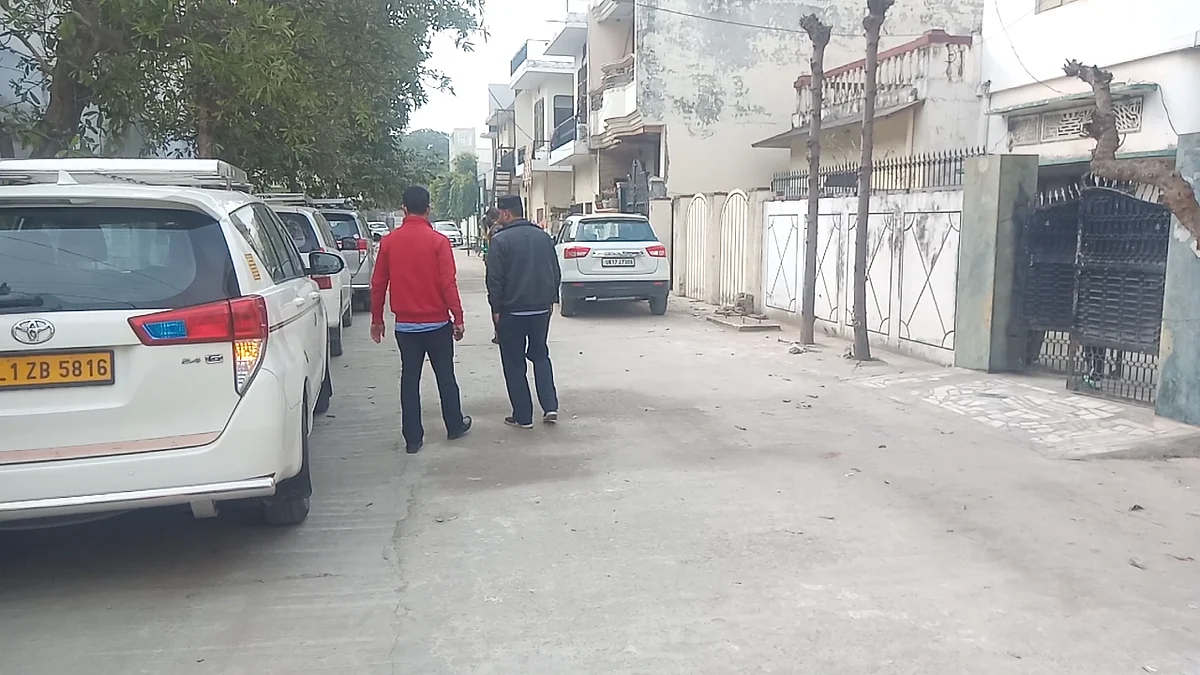 دیوبند میں راجیورشی کے گھر کے پاس لگی سی بی آئی افسران کی گاڑیاں