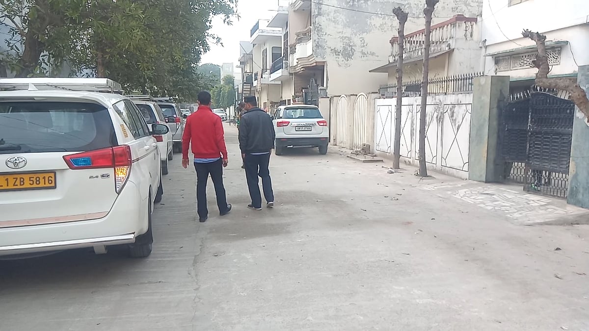 دیوبند میں راجیورشی کے گھر کے پاس لگی سی بی آئی افسران کی گاڑیاں