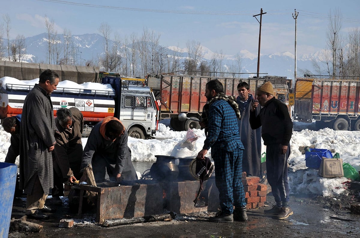 سری نگر- جموں قومی شاہراہ تیسرے روز بھی بند، ہزاروں گاڑیاں درماندہ