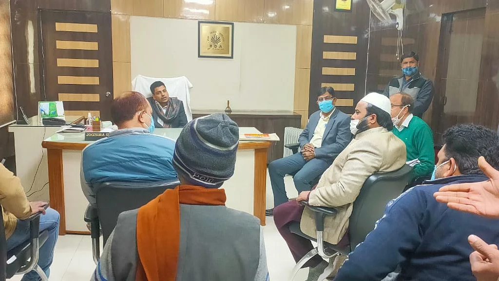 
گاؤں والوں کے ساتھ بریلی ڈیولپمنٹ اتھارٹی کے وی سی سے ملاقات کرنے پہنچے رضا ایکشن کمیٹی کے لوگ
