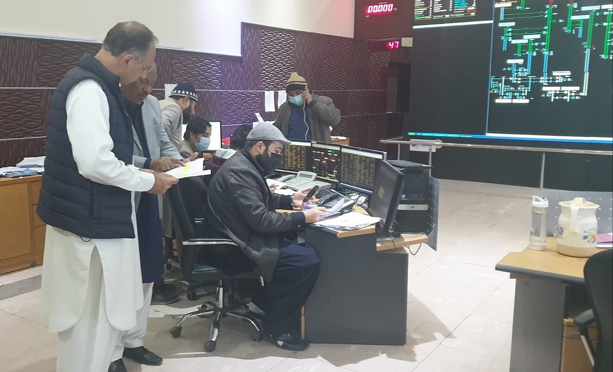 پاکستان میں بلیک آؤٹ ، بریک ڈاؤن کی وجہ سے چاروں طرف رہی تاریکی 