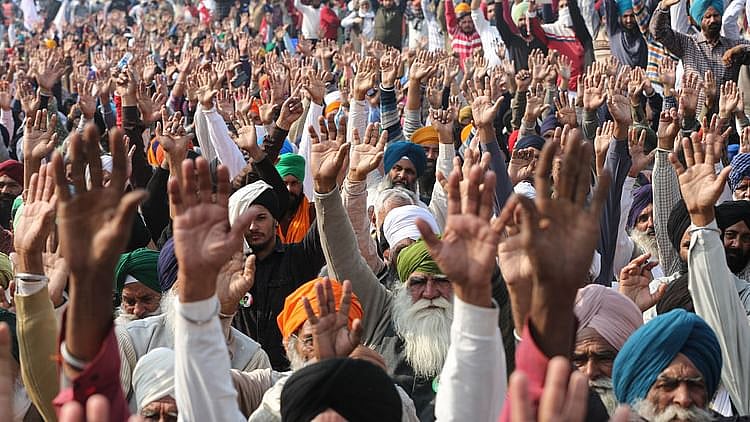 کرنال میں ہنگامہ: پولیس نے مظاہرہ کر رہے کسانوں پر کیا لاٹھی چارج، داغے آنسو گیس کے گولے