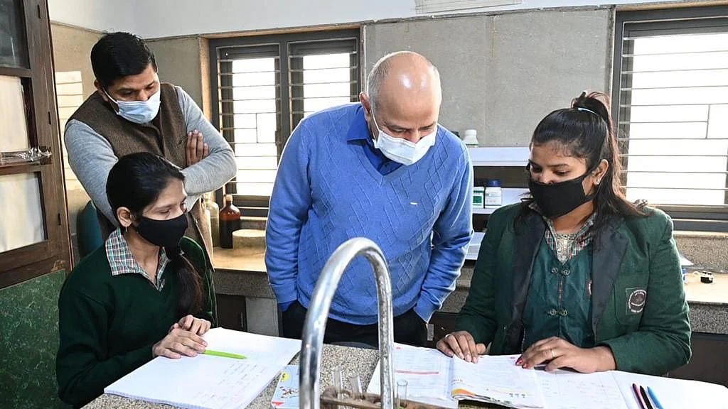 دہلی کے اسکولوں میں کورونا سے متعلق حفاظتی انتظامات کا جائزہ لیتے نائب وزیر اعلیٰ منیش سسودیا