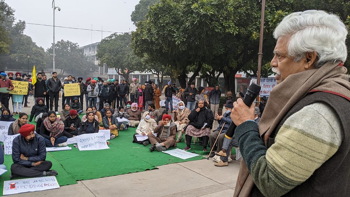 کسان مظاہرین سے خطاب کرتے پروفیسر علی جاوید