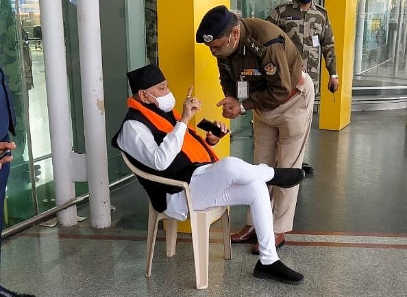 پی ایم مودی کے بھائی پرہلاد مودی لکھنؤ میں دھرنے پر بیٹھے، جانیے کیوں...