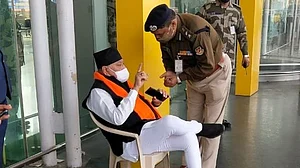 پی ایم مودی کے بھائی پرہلاد مودی لکھنؤ میں دھرنے پر بیٹھے، جانیے کیوں...