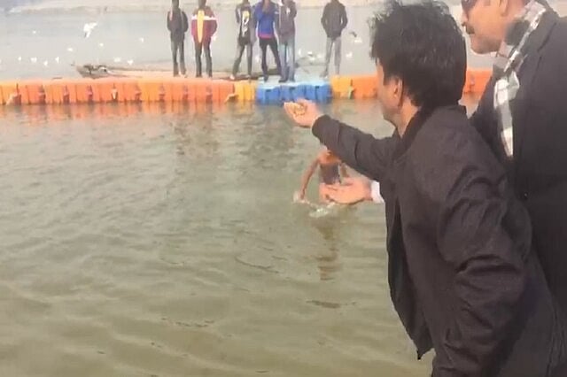 ماگھ میلہ میں راج پال یادو نے پرندوں کو کھلایا دانہ، سادھو-سَنت ہوئے ناراض!