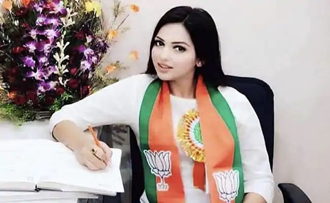 بنگال: بی جے پی لیڈر پامیلا گوسوامی ’نشیلی اشیا‘ کے ساتھ گرفتار، کار میں چھپا کر لے جانے کا الزام