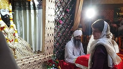 روی داس جینتی کے موقع پر پرینکا گاندھی نے کیا بنارس کا دورہ، پیدل چل کر پہنچی مندر