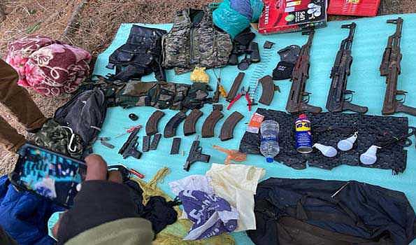 کشمیر: اننت ناگ میں ملی ٹینٹوں کے خفیہ ٹھکانے سے اسلحہ و گولہ بارود برآمد