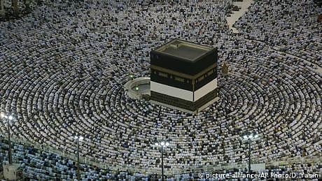 خانہ کعبہ کی تصویر اور ترک ’ہم جنس پرستوں‘ کا پرچم، معاملہ کيا ہے؟