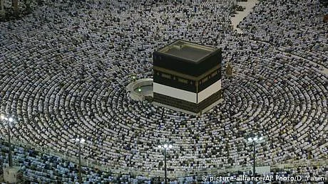 خانہ کعبہ کی تصویر اور ترک ہم جنس پرستوں کا پرچم، معاملہ کيا ہے؟