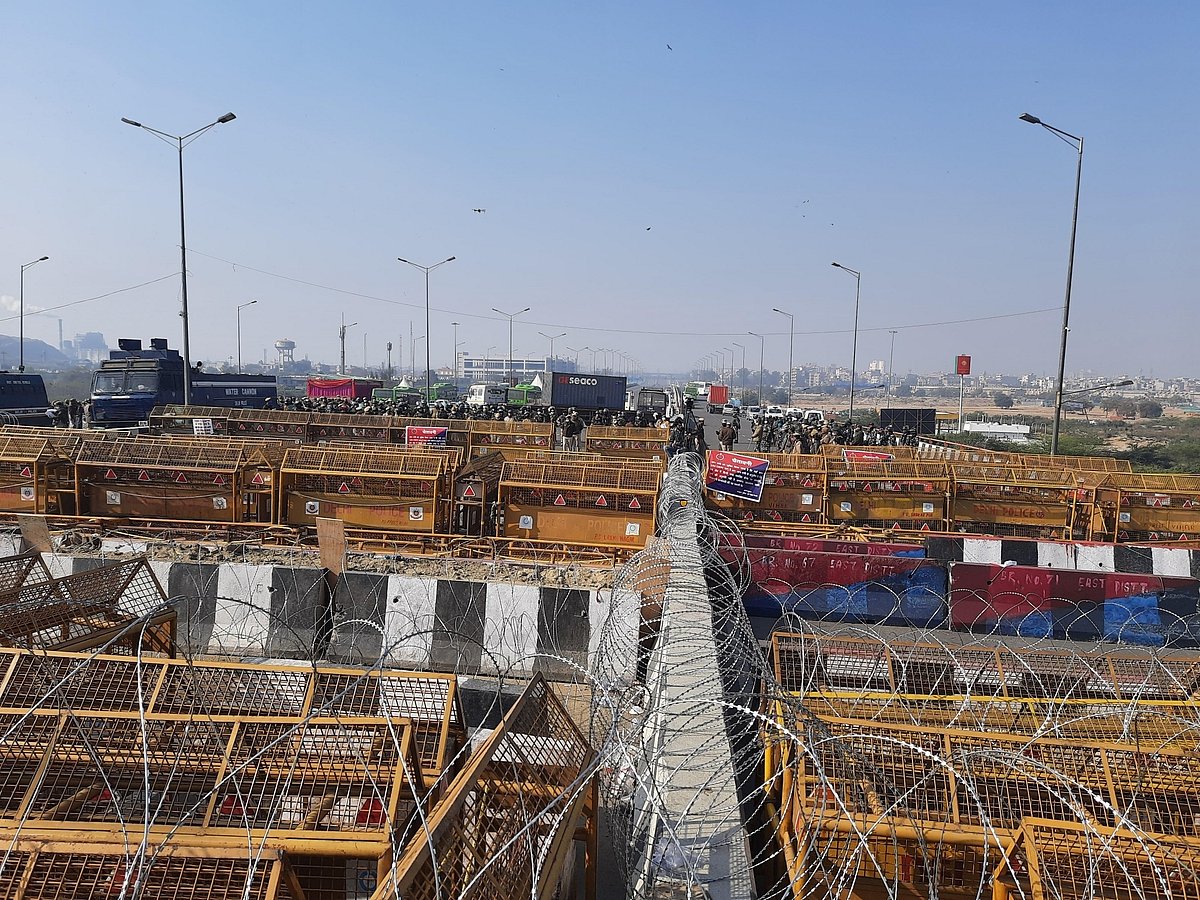 ’کیوں ڈراتے ہو ڈر کی دیوار سے‘، دہلی پولیس کی نصب کردہ بندشوں کی تصویر کے ذریعے پرینکا کا حکومت پر حملہ