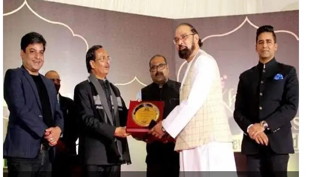 خواجہ یونس ایوارڈ حاصل کرتے ہوئے ڈاکٹر نواز دیوبندی