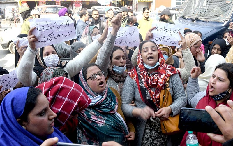 سری نگر: سابق ملی ٹینٹوں کی پاکستانی بیگمات کا مطالبات کے حق میں احتجاج
