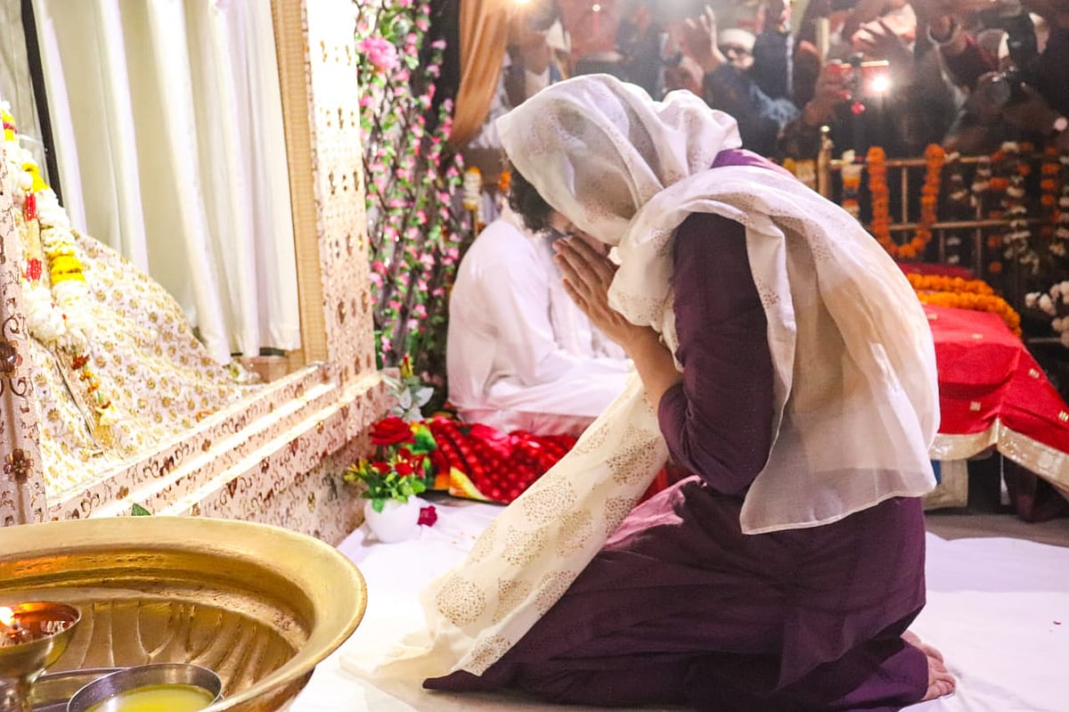 روی داس جینتی کے موقع پر پرینکا گاندھی نے کیا بنارس کا دورہ، پیدل چل کر پہنچی مندر