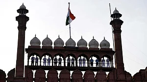 لال قلعہ پر مالکانہ حق والی عرضی سپریم کورٹ سے خارج، عرضی دہندہ نے خود کو بتایا تھا قانونی جانشیں