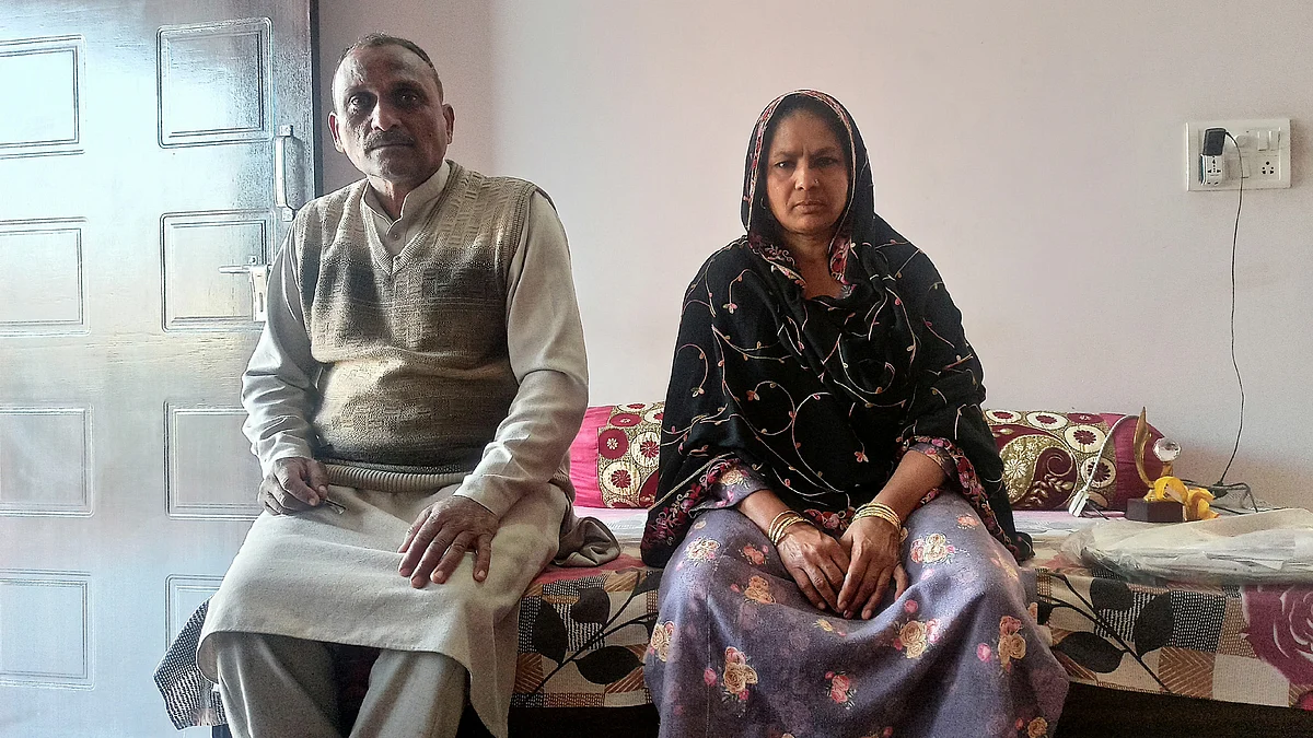 محمد محتشم اپنی اہلیہ کے ساتھ، جن کے بیٹے نے ایمس میں تیسری رینک حاصل کی ہے / تصویر آس محمد