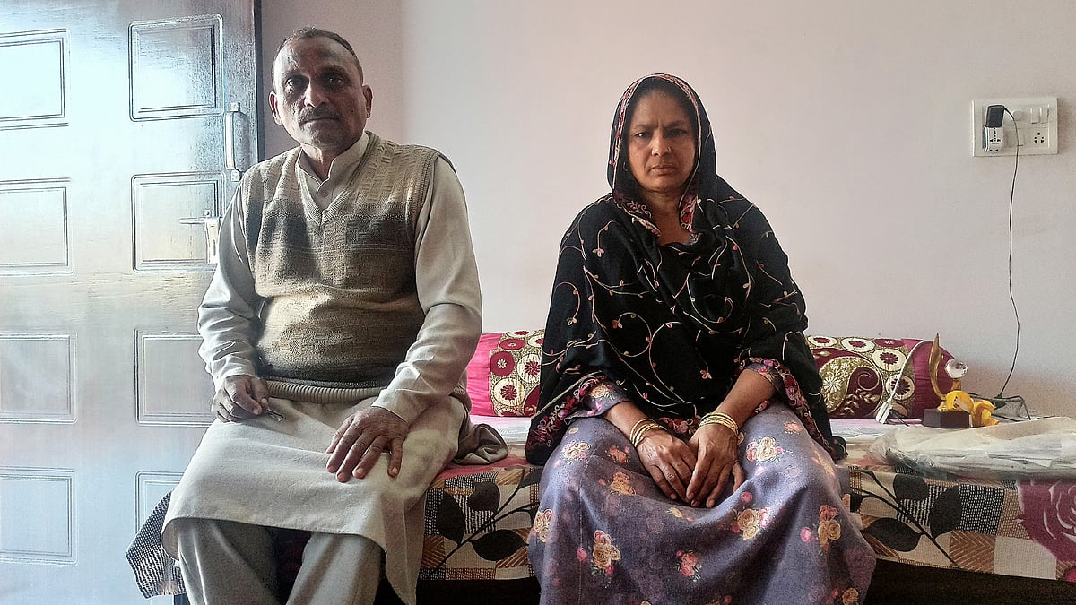 محمد محتشم اپنی اہلیہ کے ساتھ، جن کے بیٹے نے ایمس میں تیسری رینک حاصل کی ہے / تصویر آس محمد