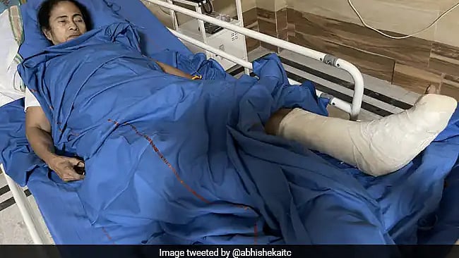اسپتال میں داخل ممتا بنرجی / بشکریہ ٹوئٹر