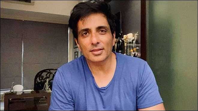 سونو سود کے دفاتر پر انکم ٹیکس کے چھاپے، 20 گھنٹے تک لی گئی تلاشی، لوگوں نے کیا ناراضگی کا اظہار