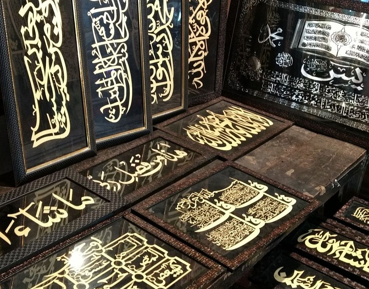 حیدر آباد: مسجد کی دیواروں پر قرآنی آیتیں نقش کر رہا ہندو شخص!