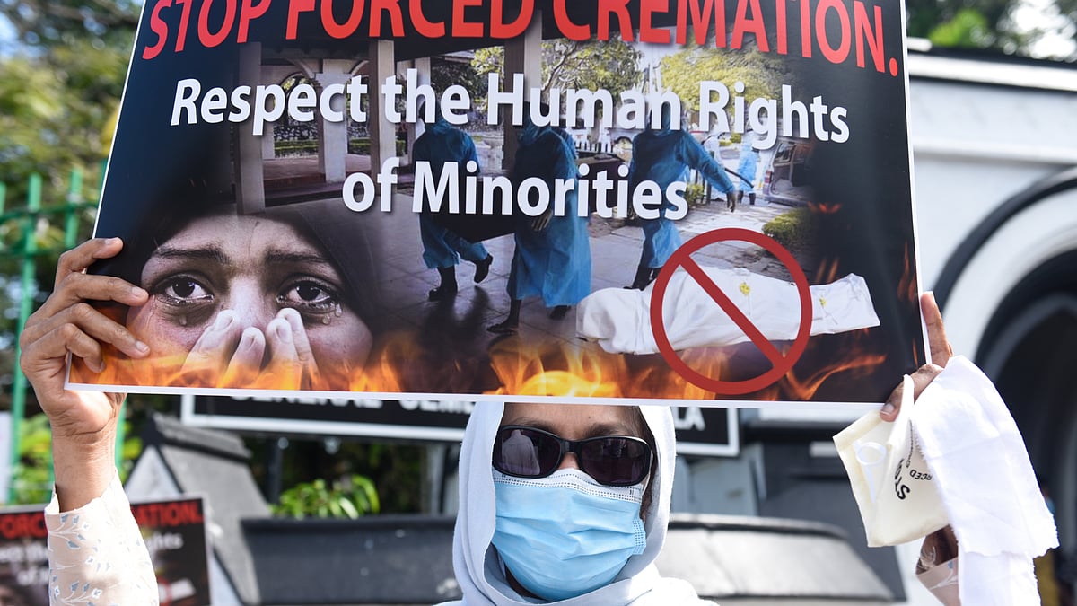 سری لنکا میں میوتوں کو جبری نذر آتش کرائے جانے کے خلاف آواز اٹھائی جا رہی تھی / Getty Images