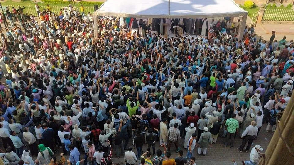 لکھنؤ میں وسیم رضوی کے خلاف احتجاج کا منظر، تصویر آئی اے این ایس