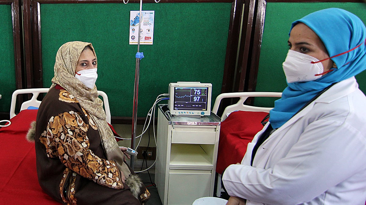 کشمیر کے ایک اسپتال میں کورونا ویکسین لینے کے بعد / Getty Images